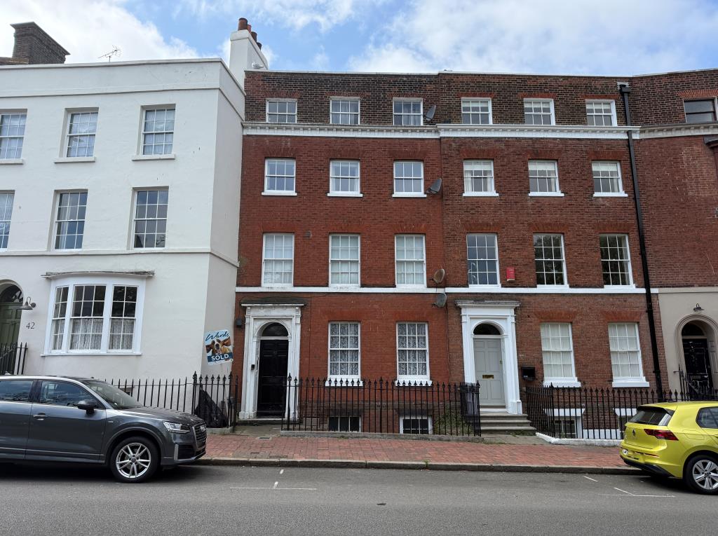 Lot: 167 - STUDIO FLAT FOR REFURBISHMENT - Front of property